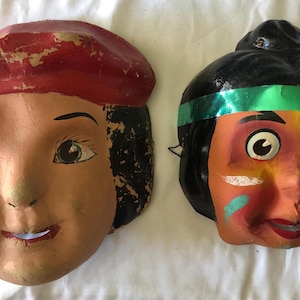 Par de máscaras faciales de cartón raras, vintage, francesas, pintadas a mano, de los años 50, de piratas nativos americanos