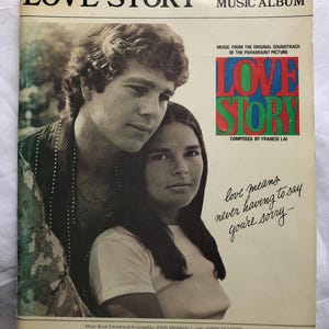 Peut inclure: Couverture d'album de musique souvenir "Love Story" vintage. Elle présente une photo en noir et blanc d'un homme et d'une femme. Le titre de l'album est en évidence, avec du texte indiquant qu'il s'agit de la bande originale du film Paramount.