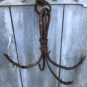 Antiguo gancho para sartén de carnicero de cuatro puntas de hierro forjado a mano francés, aro colgante, década de 1890