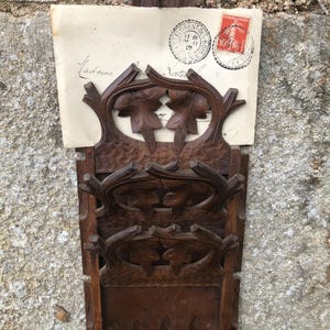 Antiguo portacartas francés de madera tallada a mano, con diseño de hojas de roble, organizador de 3 ranuras y cartas/postales, década de 1900, 28 cm