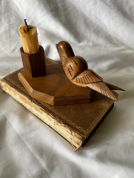 Charmanter vintage französischer MCM Kerzenhalter aus Holz, handgeschnitzt mit Schwalbe