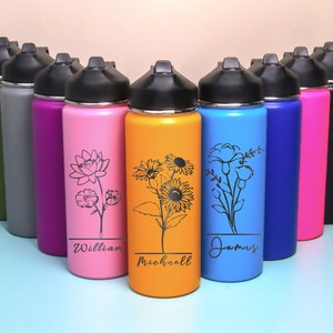 Botella de agua personalizada con flor de nacimiento, botella de agua con pajita, botella de agua personalizada, botella de agua para dama de honor, regalo de equipo, botella de agua tallada