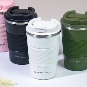 以下が含まれることがあります： 異なる色とデザインの断熱旅行マグカップ4個。マグカップはステンレス製で、二重壁構造により飲み物を温かくまたは冷たく保ちます。マグカップには、「than」、「mountain passion」、「forever love」、「full of passion」という異なる言葉が書かれています。