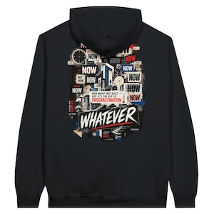 Puede incluir: Una sudadera negra con capucha que presenta un gráfico complejo en la parte posterior con la palabra WHATEVER en letras blancas grandes. El diseño incluye varias veces la palabra NOW, un reloj, un reloj de arena y el texto: NOW MIGHT NOT EXIST BUT IT'S THE KEY TO PROCRASTINATION.
