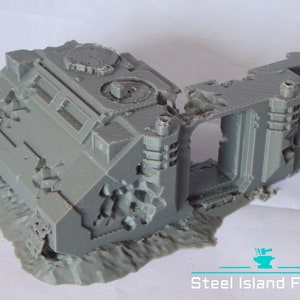 Op de afbeelding: Een grijze, 3D-geprinte miniatuur van een door oorlog beschadigd gebouw, met gedetailleerde architectonische elementen en gevechtsschade. Het model staat op een getextureerde basis, met de tekst "Steel Island Forge" rechtsonder.