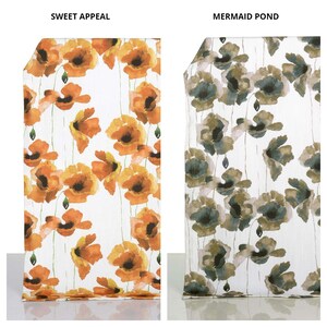 Peut inclure: Deux échantillons de tissu avec un motif floral. Le tissu de gauche est blanc avec des fleurs de pavot orange et jaunes. Le tissu de droite est blanc avec des fleurs de pavot vertes et brunes. Le texte "SWEET APPEAL" est au-dessus de l'échantillon de gauche et le texte "MERMAID POND" est au-dessus de l'échantillon de droite.