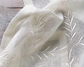 Blommigt randigt broderat, skirt tyg, metervara för ljusfiltrerande gardiner, rullgardiner, kappor och heminredning. Vit/kräm/grå