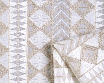 Geometriskt broderat tyg, måttbeställt. Skir/ej skir för gardiner, romerska persienner, kappor och heminredning. Vit/Beige