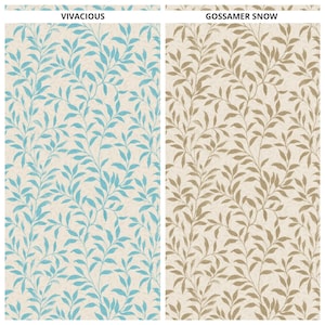 Puede incluir: Dos muestras de tela con estampado de hojas. La muestra de la izquierda es azul claro sobre un fondo crema. La muestra de la derecha es marrón claro sobre un fondo crema. El texto "Vivacious" está sobre la muestra de la izquierda y "Gossamer Snow" está sobre la muestra de la derecha.