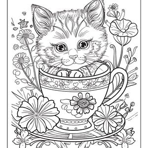 Könnte beinhalten: Eine Schwarzweiß-Zeichnung eines Kätzchens, das in einer Teetasse sitzt. Das Kätzchen ist von Blumen und Blättern umgeben. Die Teetasse hat ein Blumenmuster.