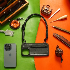NeedleCross, stile nero, custodia personalizzata fatta a mano per iPhone 15 14 13 12 Mini Plus Pro Max, vera pelle, resistente alle cadute, slot per schede