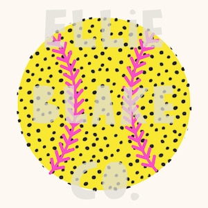 Könnte beinhalten: Ein gelber Softball mit schwarzen Punkten und rosa Nähten. Der Text "Ellie Blake Co." ist in Weiß auf den Softball geschrieben.