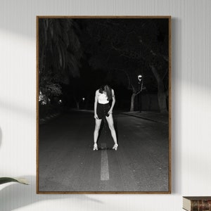 Poster d'art mural noir et blanc The Peeing Girl Limited