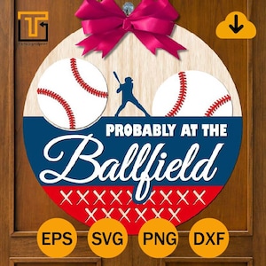 File SVG con ornamento da softball, appendino in legno da baseball per porta, cartello "Probabilmente al campo da baseball", decorazione per porta da baseball, sport, ghirlanda estiva da baseball in formato SVG