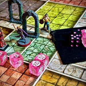 Transparentes Würfelset - für Einsatz mit HeroQuest - Kampf & Bewegung (Schwarz), mit Tasche
