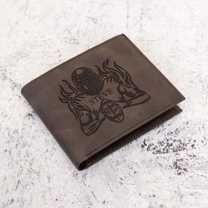 Regalo de fútbol americano, billetera para hombre grabada, billetera de regalo para San Valentín, regalo para novio, regalo para fanático de los deportes, billetera de cuero personalizada para graduación