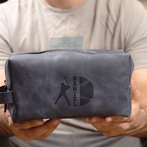 Estuche de viaje con monograma de béisbol para San Valentín, regalo para novio, regalo de cumpleaños, billetera deportiva de cuero personalizada, regalo para fanáticos del béisbol para hombres, papá, entrenador