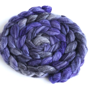 Merino / Superwash Merino / Seide Kammzug - handbemalt Spinnfaser, 120 ml, Dusk Violet