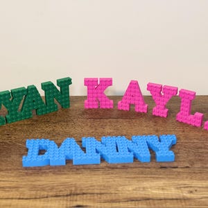Decoración personalizada con nombre en forma de bloque / Expositor personalizado para estantes, puertas o paredes / Letras impresas en 3D / Decoración divertida y única para habitaciones