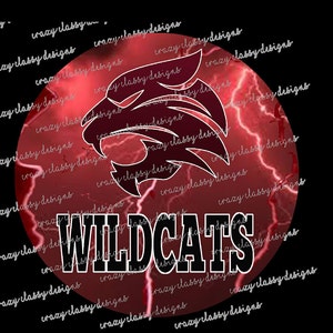 Pode incluir: Um círculo vermelho e preto com um gráfico de gato selvagem vermelho estilizado e a palavra "WILDCATS" em texto preto. O fundo é um padrão de raios vermelhos e brancos.