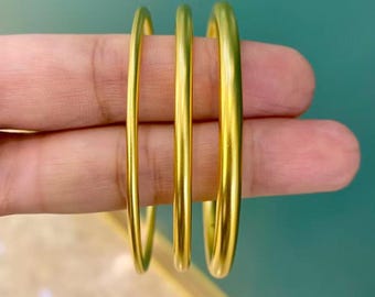 Pulseira minimalista em ouro amarelo 24K: ideal para uso diário, unissex. Pulseira lisa e vazada.