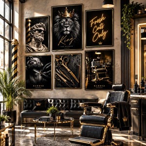 Könnte beinhalten: Ein Friseursalon mit einem schwarzen Ledersessel mit Goldakzenten, einem schwarzen Polstersofa und einer Bilderwand mit sechs Rahmen. Die Drucke zeigen einen Löwen mit Krone, eine Statue, eine Schere, einen Friseurstuhl und den Text Fresh Cuts Only.