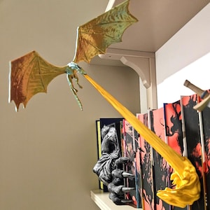 Angolo lettura volante a forma di drago e fiamma - personalizzabile, si illumina al buio - Decorazione per libreria stampata in 3D. DRACARYS!