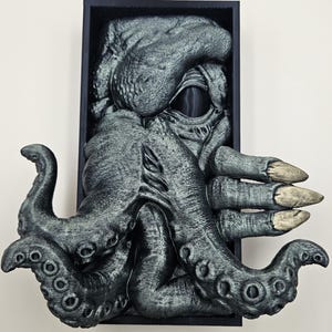 Book Nook Cultist ręcznie malowany Lovecraft Book Nook 3D drukowany regał na książki prezent