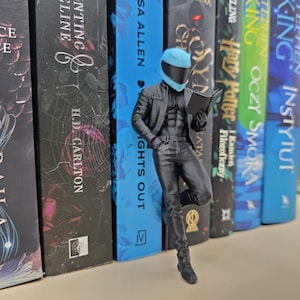 Motociclista lector - Color de casco personalizable - Decoración para estantería