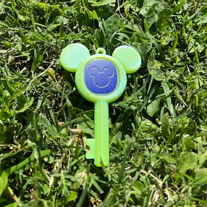 Iridescent Green, Magic Hugger, Iridescent, Magic Hugger Key, PLA, Magicband+ holder, puck holder, magicband+ skin, Toon Key, Magic Hugger