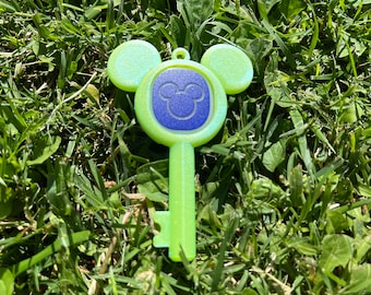 Iridescent Green, Magic Hugger, Iridescent, Magic Hugger Key, PLA, Magicband+ holder, puck holder, magicband+ skin, Toon Key, Magic Hugger