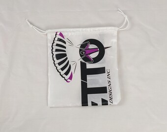 Etikettas met stilettologo en witte trekkoorden