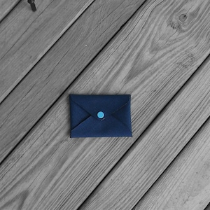 Tarjetero de cordura azul marino con cierre a presión azul turquesa
