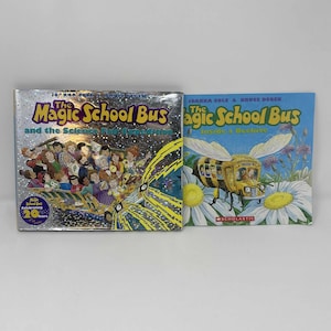 Può includere: Due libri per bambini, "The Magic School Bus and the Science Fair Expedition" e "The Magic School Bus Inside a Beehive". Il primo libro ha una copertina argentata con un autobus scolastico e bambini. Il secondo libro ha un autobus a forma di ape.