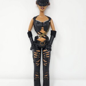 Barbie Catwoman Halle Berry 2004 DC Comics Comic Cat Woman Mattel