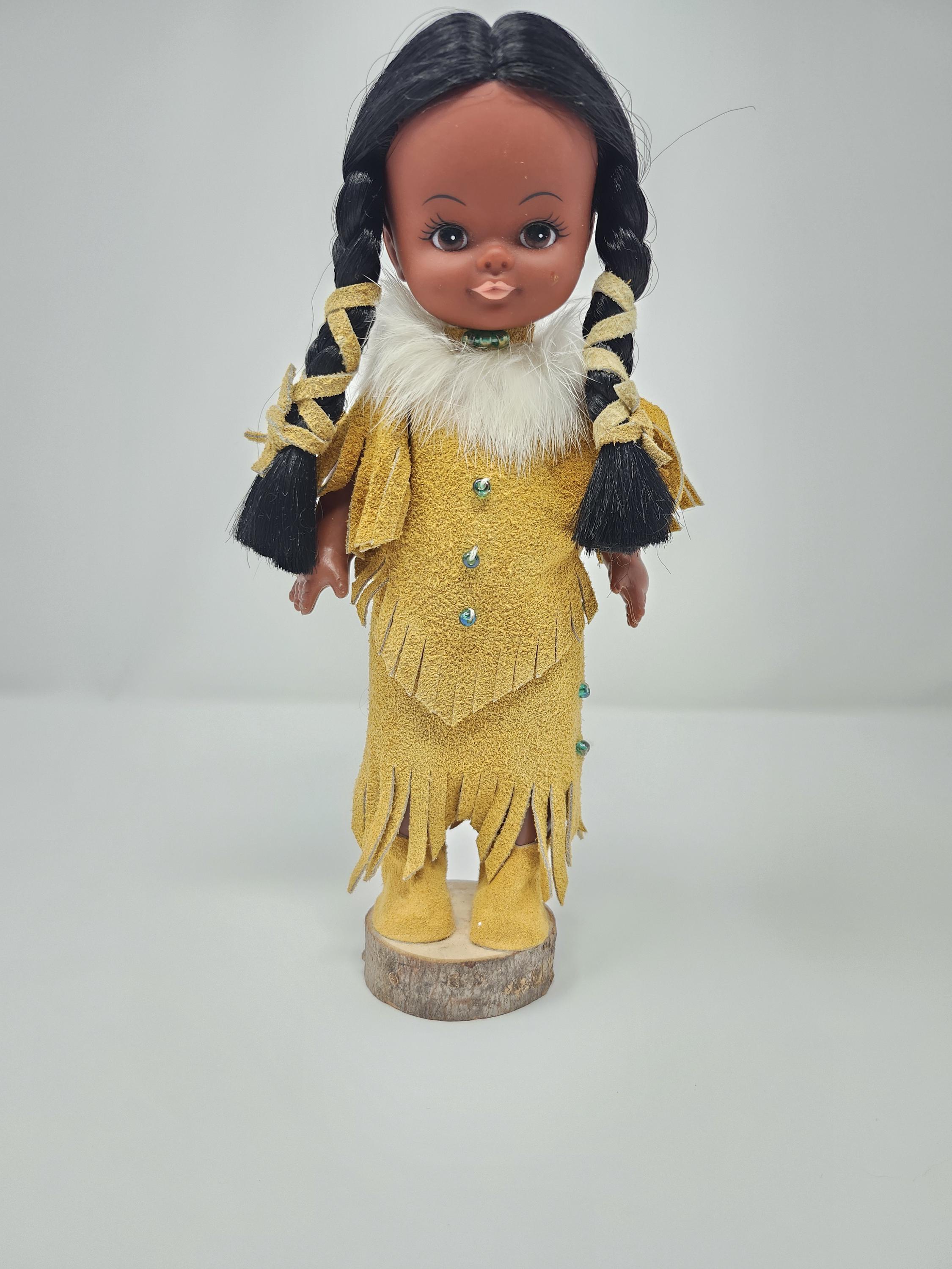 Jolie Petite Poupée Traditionnelle Inuite / Esquimaude - Artisanat Amérindien