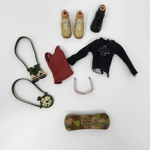 Könnte beinhalten: Eine Sammlung von Miniatur-Puppenzubehör, darunter beige Stiefel, schwarze Schuhe, ein rotes Tanktop, ein schwarzer Pullover, rosa Brillen, ein Skateboard und ein Fernglas. Das Skateboard hat ein Tarnmuster und ein Kreuzlogo.