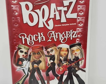 Puede incluir: Una funda de DVD roja con el título Bratz Rock Angelz. La portada muestra las muñecas Bratz con trajes negros, sosteniendo instrumentos musicales. El logotipo de Bratz es blanco, con "Rock Angelz" debajo.