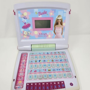 Könnte beinhalten: Ein Set aus drei Keramikvasen in verschiedenen Höhen und Formen. Die Vasen sind mit einer matten weißen Oberfläche glasiert und bieten eine minimalistische Ästhetik. Die höchste Vase ist etwa 25 cm hoch.