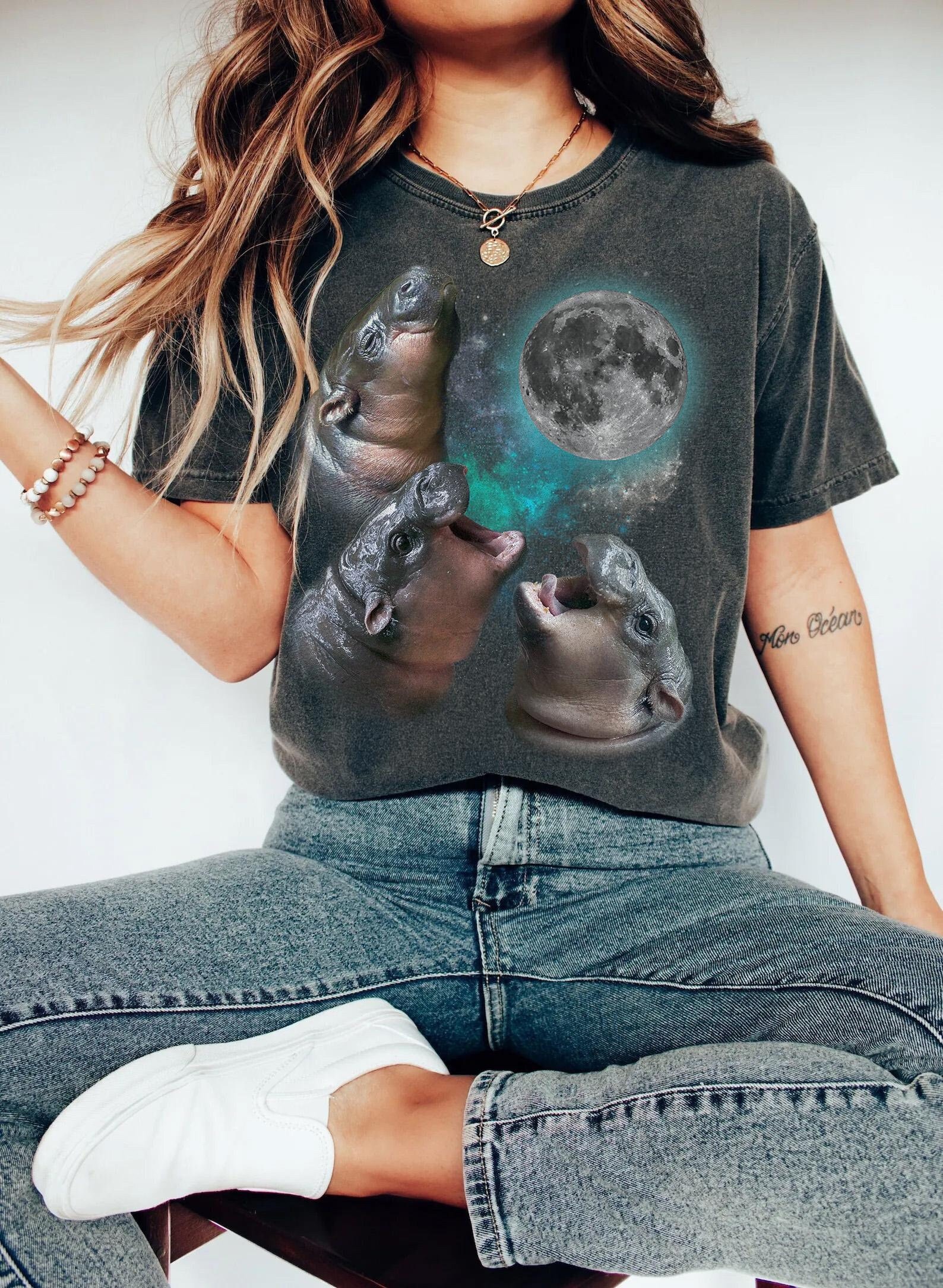 Three Moo Deng Howling At Moon Vintage T-shirt. Retro Meme T Shirt. Comfort Colors. Halloween Gifts. 90s Shirt. Gift For Him Her. Moon Tee.