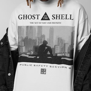 Ghost in The Shell Retro Anime Tee. T-shirt vintage Section 9. T-shirt unisex oversize con grafica. Colori comodi. Maglietta anni '90, regalo anime giapponese.