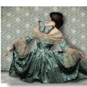 Puede incluir: Una mujer con un vestido turquesa con una mariposa en el hombro. El vestido tiene detalles de encaje y la mujer está sentada en un suelo estampado.
