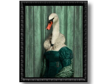 Könnte beinhalten: Ein weißer Schwan, der ein grünes und weißes Kleid mit Spitzenkragen trägt, vor einem grünen Samt Hintergrund. Der Schwan hat einen roten Schnabel und schwarze Augen.