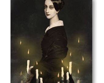 Pode incluir: Uma mulher com um vestido preto está em pé em frente a um fundo escuro. Ela está cercada por velas, algumas das quais estão acesas. As velas estão dispostas em semicírculo ao redor dela.
