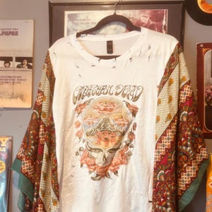 Camiseta reciclada da banda Grateful Dead transformada em poncho