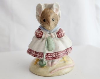 Vintage Old Woman Who Lived in a Shoe Knitting Porcelain Figurine * Beatrix Potter * Beswick * F Warne * Vintage Mouse Porcelain * 1983