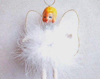 Adorno de ángel de algodón hilado hecho a mano: Cabeza vintage con plumas rosas
