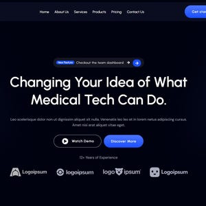 Puede incluir: Interfaz de sitio web con fondo azul oscuro y texto blanco. El titular dice "Changing Your Idea of What Medical Tech Can Do." Las opciones de navegación incluyen Inicio, Acerca de nosotros, Servicios, Productos, Precios y Contáctenos. Un botón azul "Get started" está en la parte superior derecha.