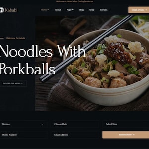 Può includere: Una ciotola di noodles con polpette di maiale, guarnita con cipolle verdi e cipolle fritte croccanti. La ciotola è su una superficie marrone con un bastoncino di legno appoggiato sul bordo.