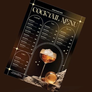 Puede incluir: Un menú de cócteles negro y dorado con un vaso de líquido ámbar y hielo. El menú enumera cócteles, vino y café con precios. El texto dice "Your Place Here" y "Cocktail Menu".